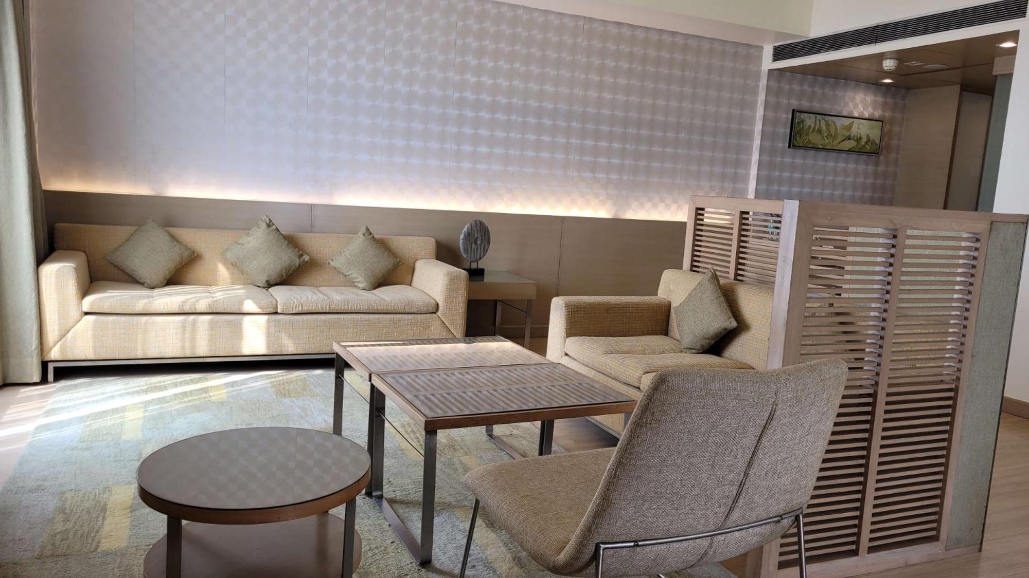 Radisson Blu Hotel, Greater Noida Kültér fotó The interior of the lounge