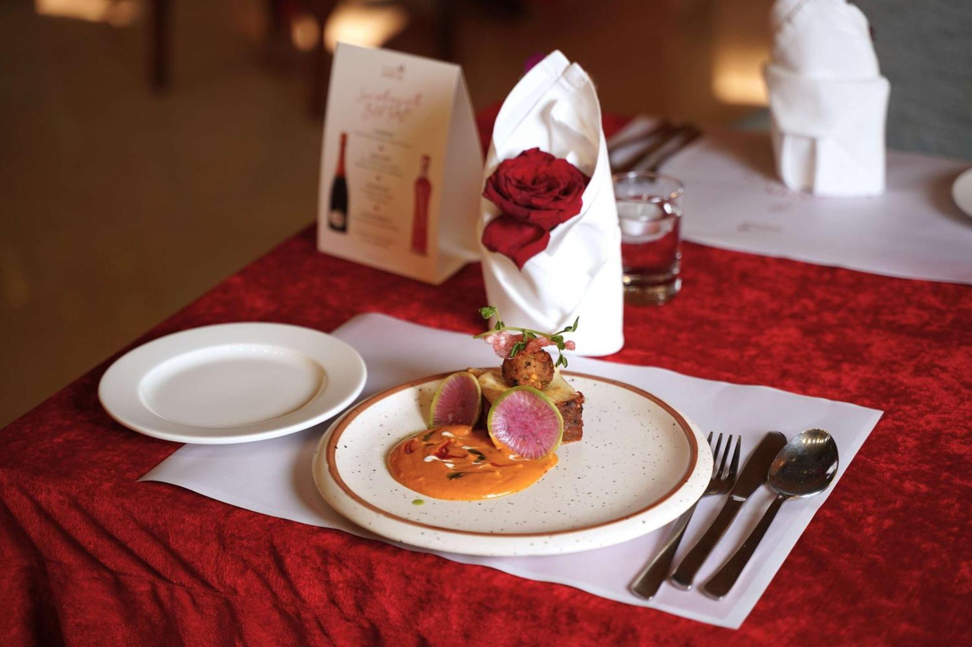 Radisson Blu Hotel, Greater Noida Kültér fotó A meal at the Taj Bengal