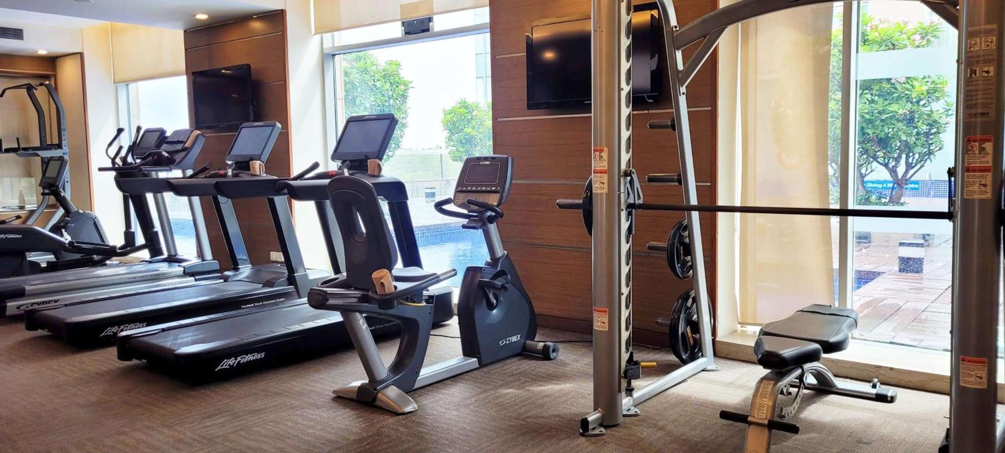 Radisson Blu Hotel, Greater Noida Kültér fotó A gym at a hotel