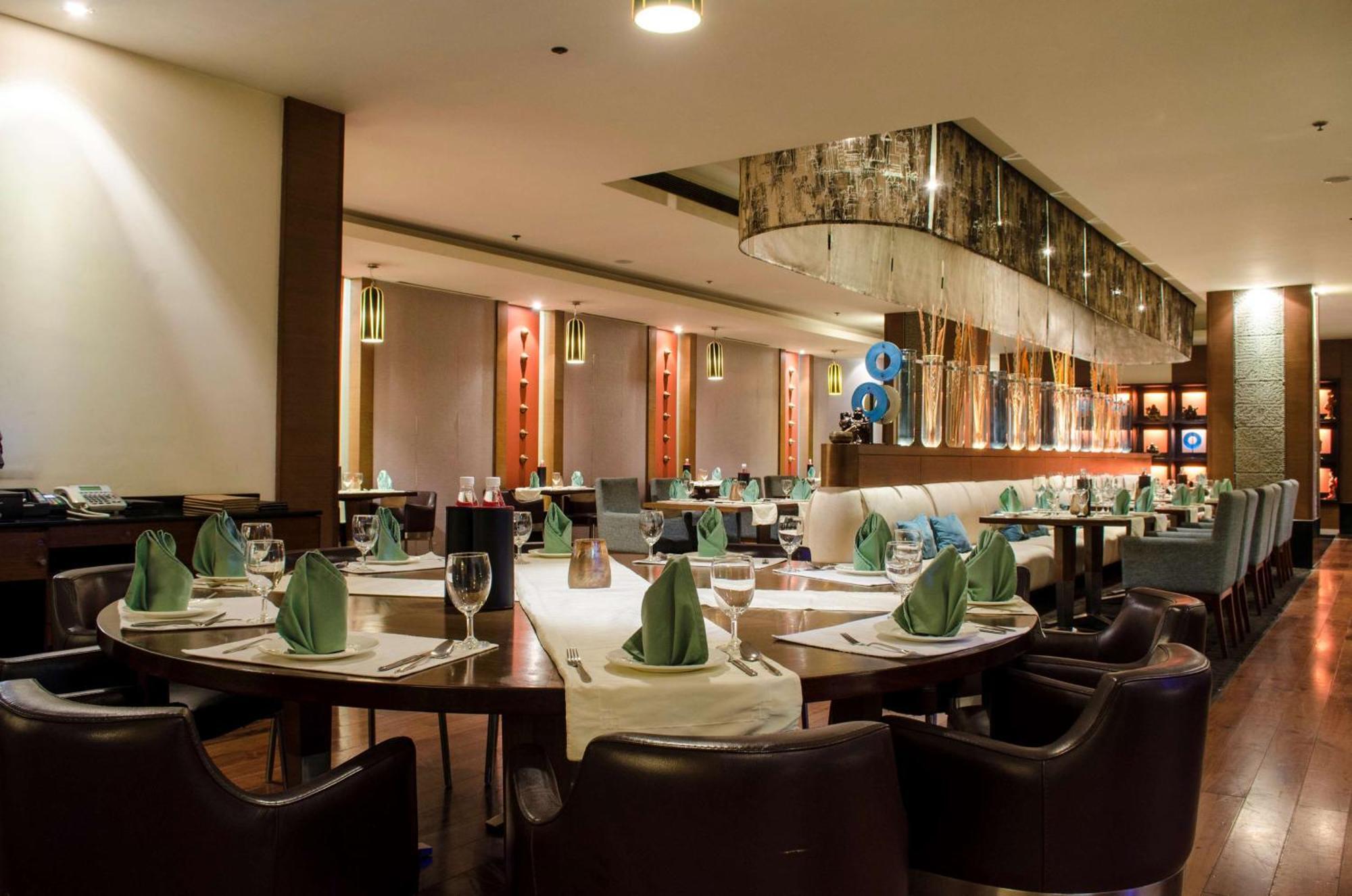 Radisson Blu Hotel, Greater Noida Kültér fotó The restaurant
