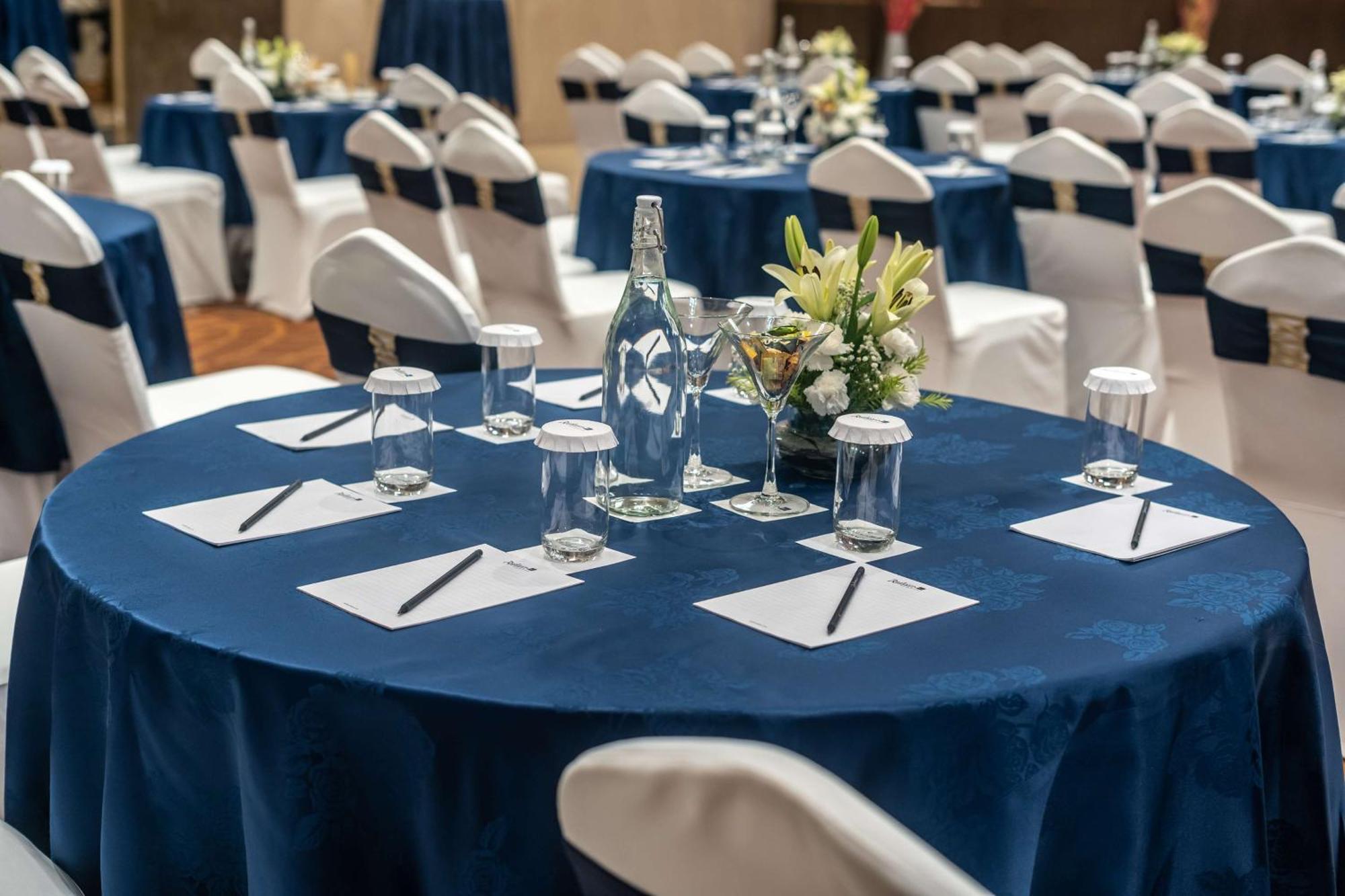 Radisson Blu Hotel, Greater Noida Kültér fotó A round table with a blue tablecloth