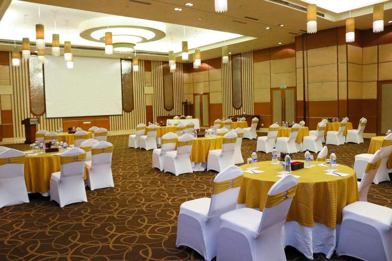 Radisson Blu Hotel, Greater Noida Kültér fotó A typical conference room