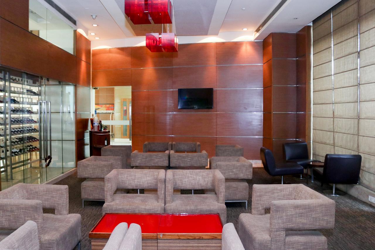 Radisson Blu Hotel, Greater Noida Kültér fotó The lounge at the airport