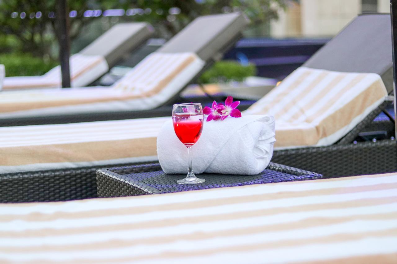 Radisson Blu Hotel, Greater Noida Kültér fotó Poolside at the hotel