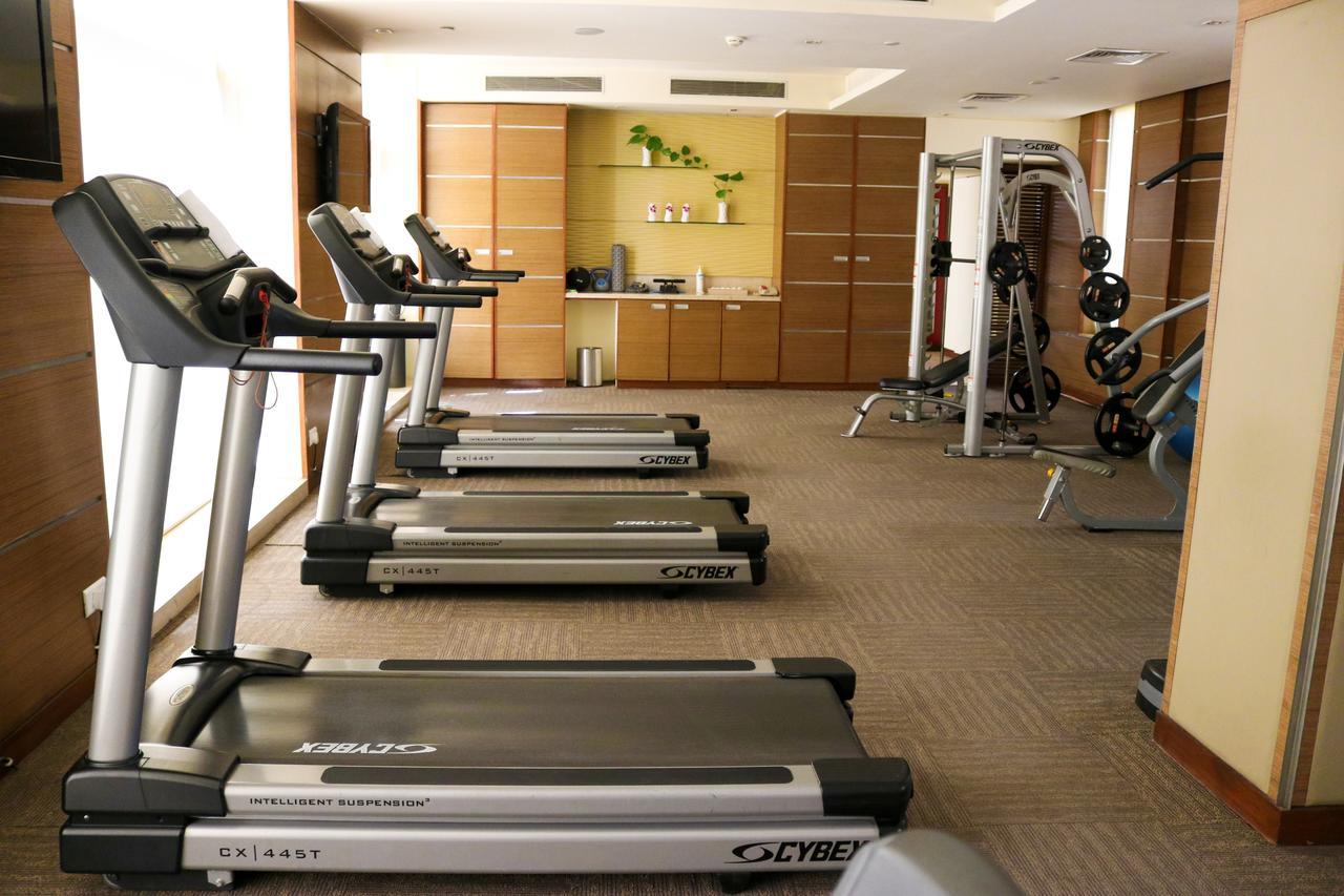 Radisson Blu Hotel, Greater Noida Kültér fotó A gym at a hotel