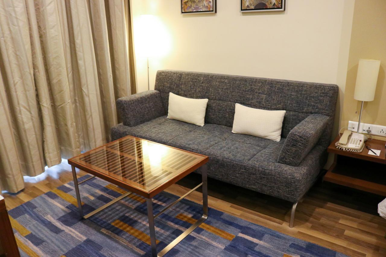Radisson Blu Hotel, Greater Noida Kültér fotó A sofa