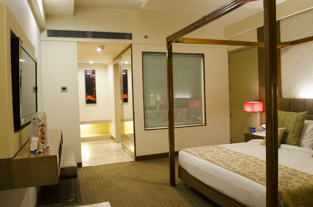 Radisson Blu Hotel, Greater Noida Kültér fotó A room at the Taj Bengal