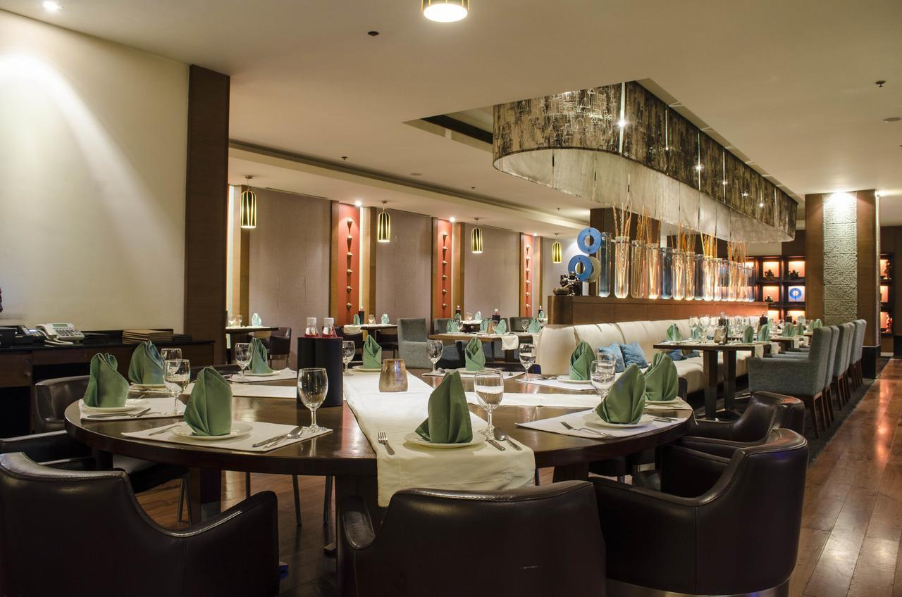 Radisson Blu Hotel, Greater Noida Kültér fotó The restaurant