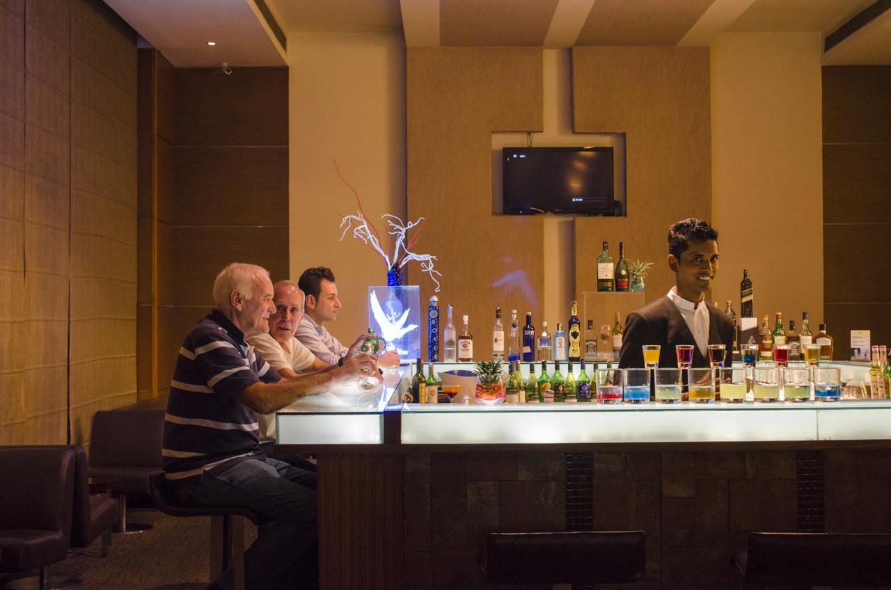 Radisson Blu Hotel, Greater Noida Kültér fotó A bar in a hotel