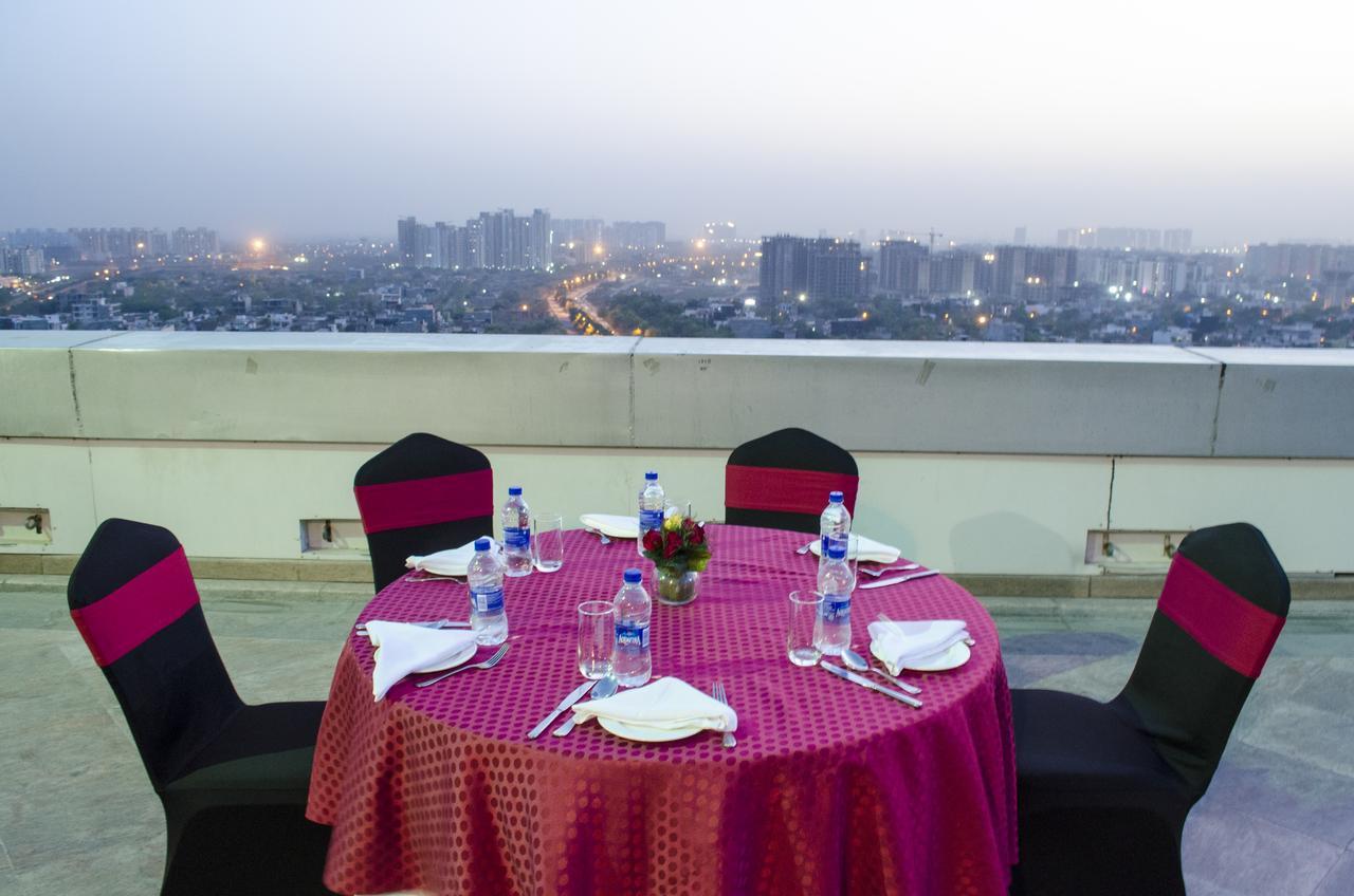 Radisson Blu Hotel, Greater Noida Kültér fotó Skyline view from the hotel