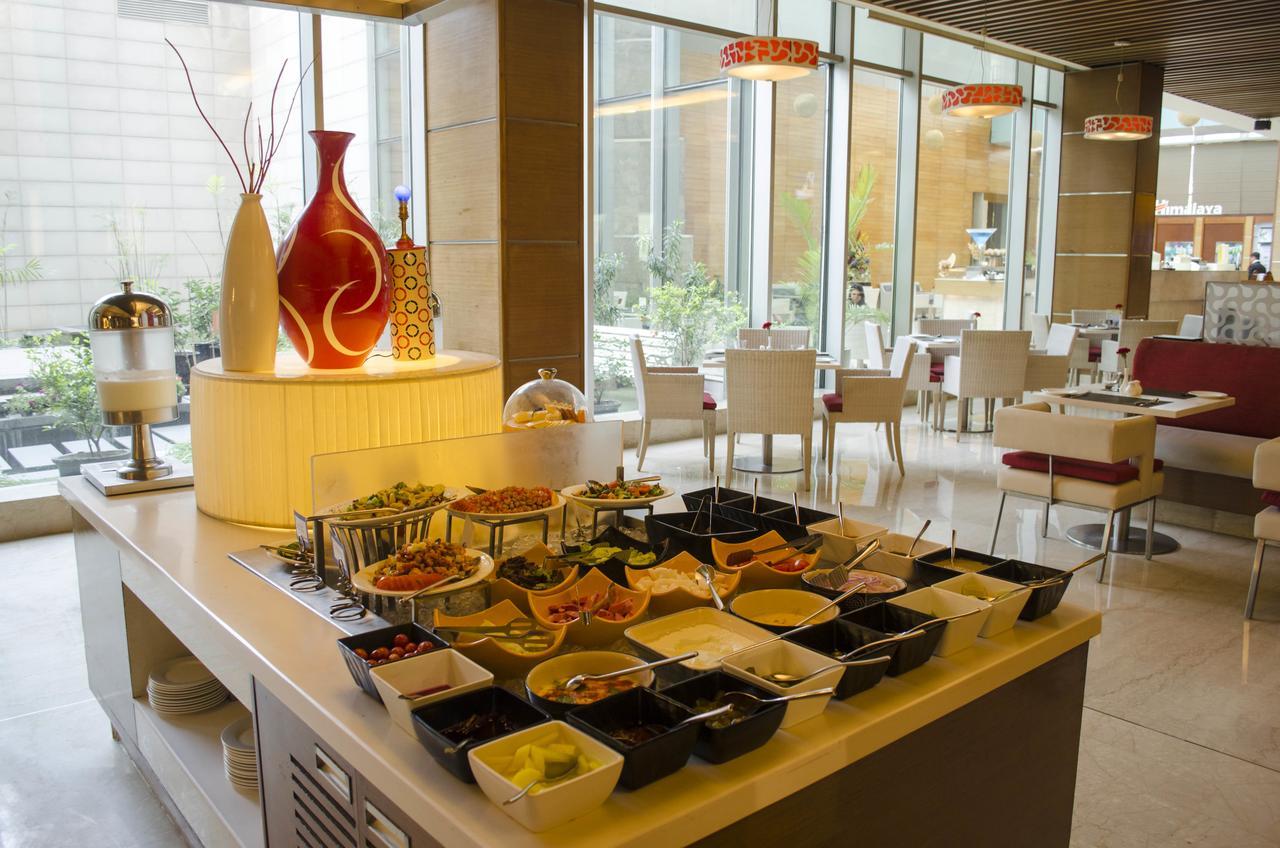 Radisson Blu Hotel, Greater Noida Kültér fotó A buffet at a hotel
