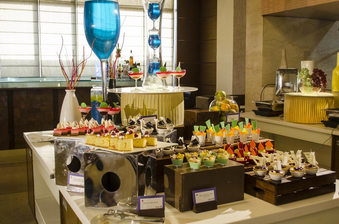Radisson Blu Hotel, Greater Noida Kültér fotó A dessert buffet