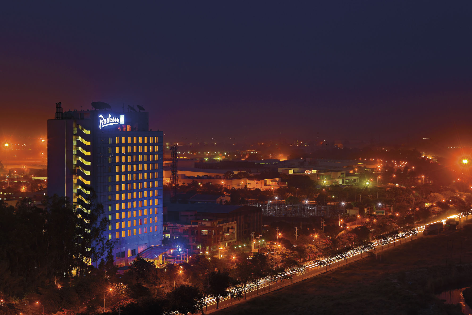 Radisson Blu Hotel, Greater Noida Kültér fotó Park Inn, Casablanca